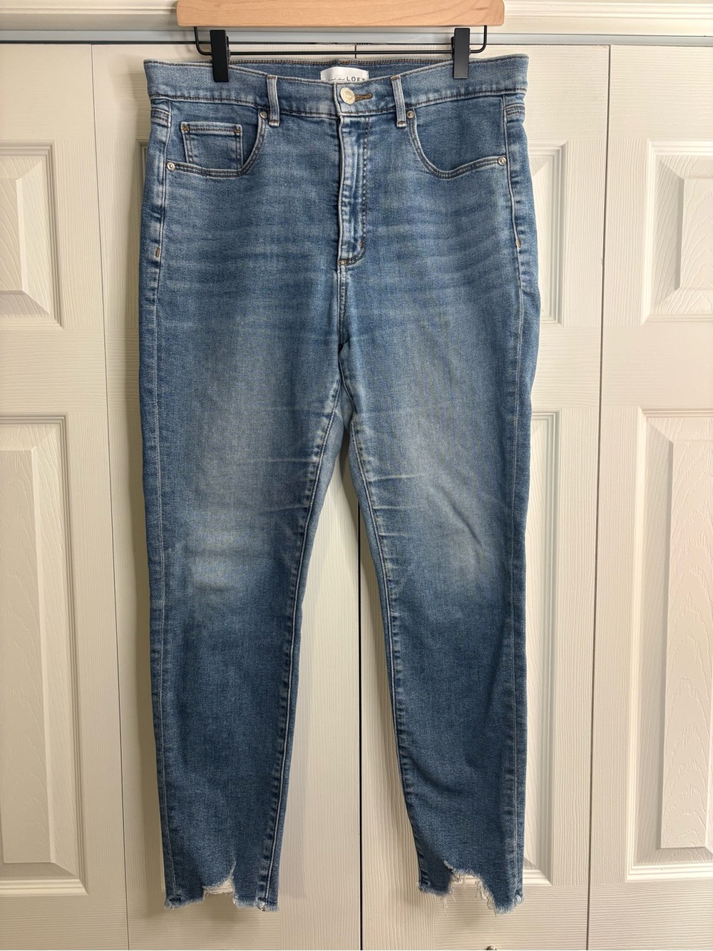 Women’s LOFT high waist Skinny Raw Hem Jeans in a medium wash size 31/12